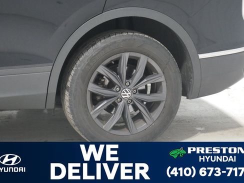 Used 2022 Volkswagen Tiguan SE w/ Panoramic Sunroof Package image 28