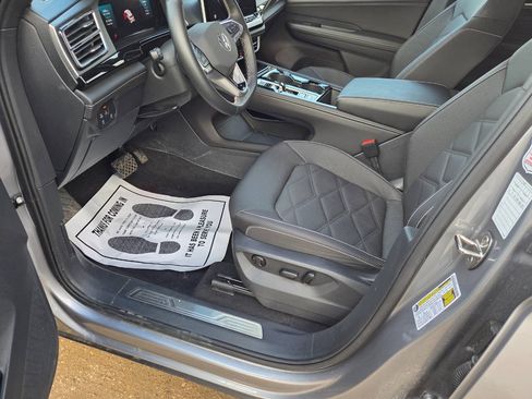 Used 2025 Volkswagen Atlas Cross Sport SE FWD image 5