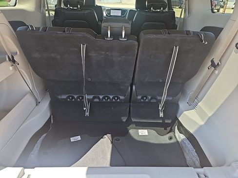 Used 2023 Chrysler Pacifica Touring-L FWD image 7
