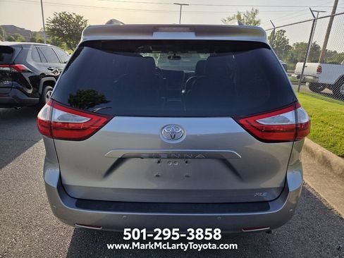 Used 2016 Toyota Sienna XLE w/ XLE Navigation Package FWD image 9