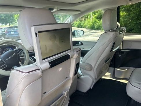 Used 2017 Chrysler Pacifica Limited FWD image 22