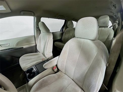Used 2013 Toyota Sienna LE image 19