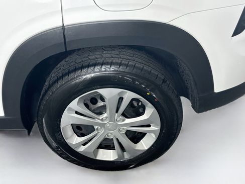 Used 2025 Chevrolet Trax LS FWD image 11