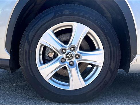 Used 2023 Toyota Highlander LE FWD image 7