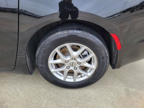 Used 2025 Chrysler Pacifica Select image 26