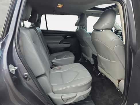 Used 2023 Toyota Highlander XLE AWD/4WD image 12