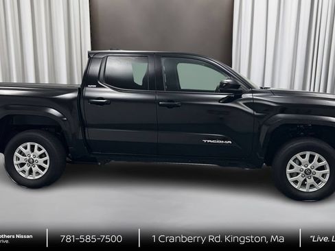 Used 2025 Toyota Tacoma SR5 AWD/4WD image 4