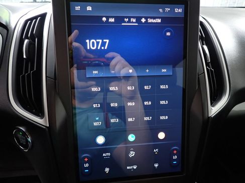 Used 2021 Ford Edge SE AWD/4WD image 3