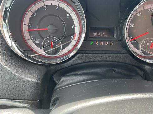 Used 2017 Dodge Grand Caravan SE w/ UConnect Hands-Free Group FWD image 9