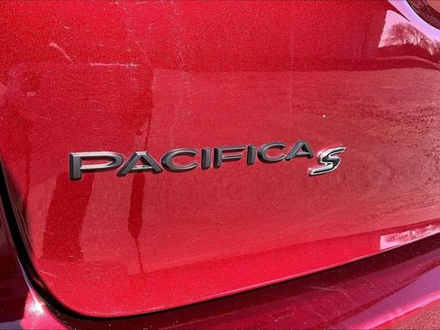 Used 2021 Chrysler Pacifica Touring-L w/ Uconnect Theater Family Group image 22