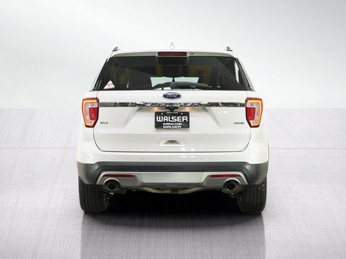 Used 2016 Ford Explorer XLT w/ Equipment Group 202A AWD/4WD image 4