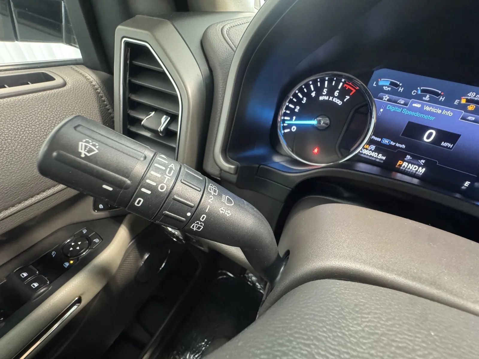 Used 2019 Ford Expedition XLT w/ Equipment Group 202A AWD/4WD image 29