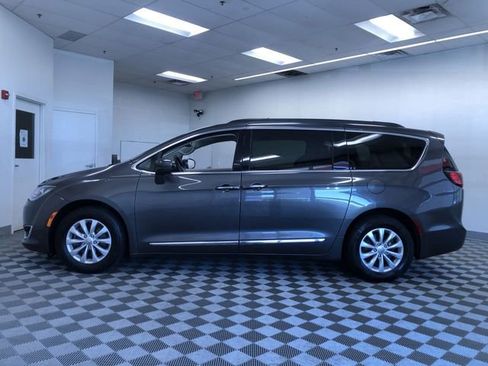 Used 2017 Chrysler Pacifica Touring-L FWD image 12