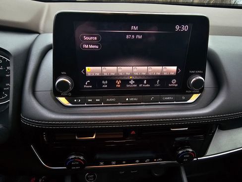 Used 2023 Nissan Rogue SV image 10