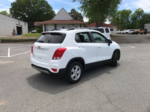 Used 2022 Chevrolet Trax LT w/ LT Convenience Package FWD image 5