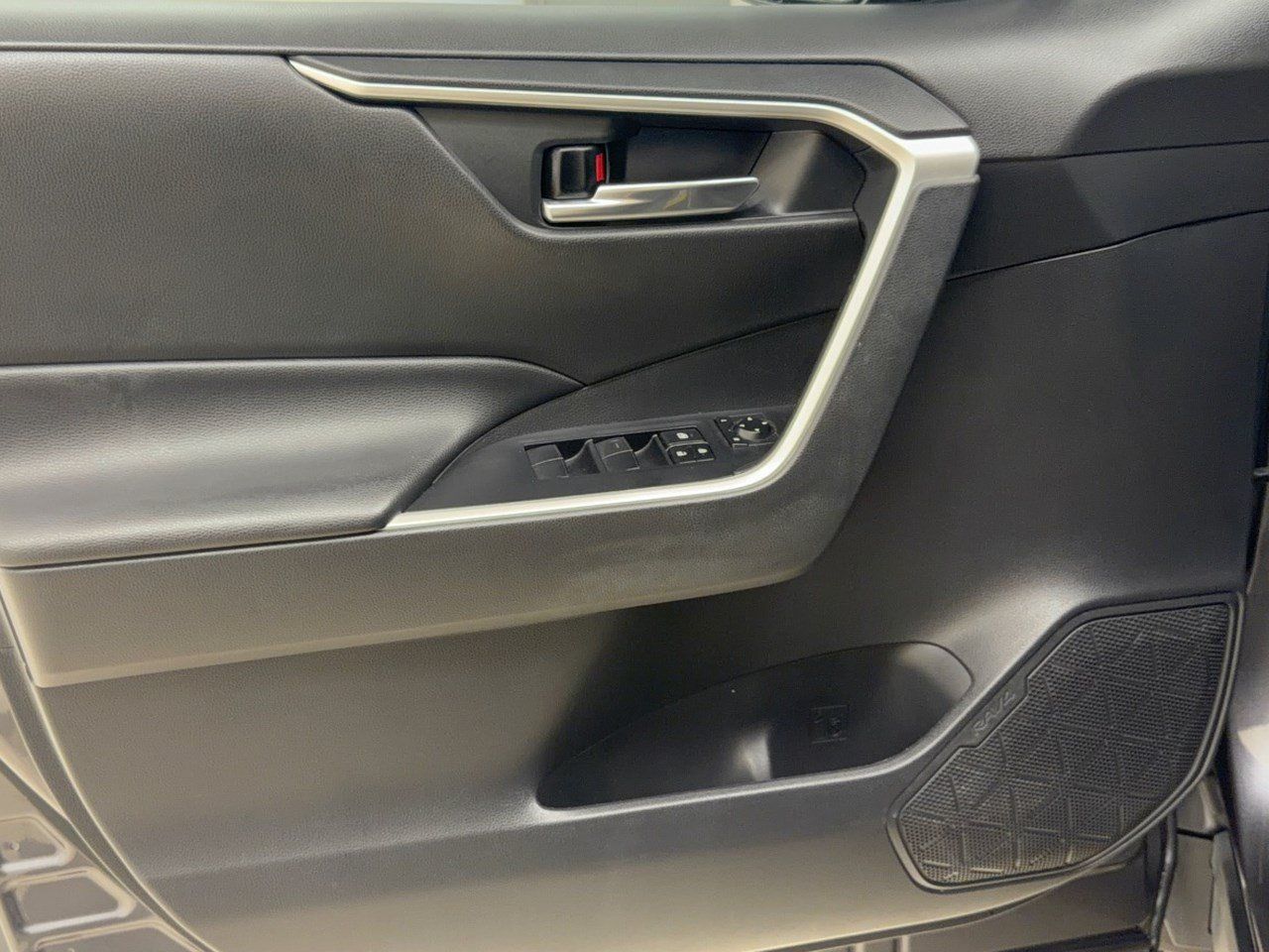 Used 2021 Toyota RAV4 XLE w/ Convenience Package FWD image 14