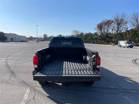 Used 2018 Toyota Tacoma TRD Sport image 16