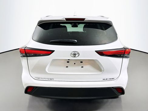 Used 2023 Toyota Highlander XLE image 6