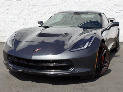 Used 2017 Chevrolet Corvette Stingray Coupe RWD image 3
