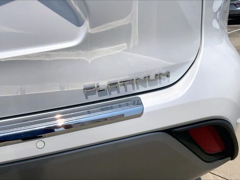 Used 2023 Toyota Highlander Platinum FWD image 10