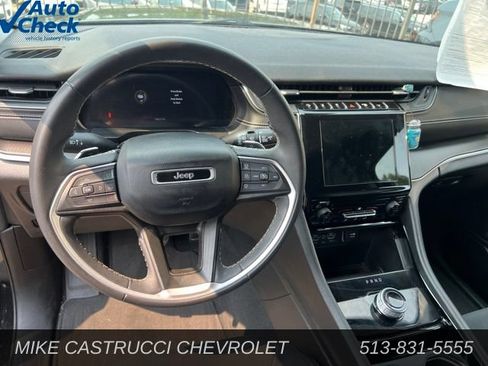 Used 2023 Jeep Grand Cherokee Laredo AWD/4WD image 7