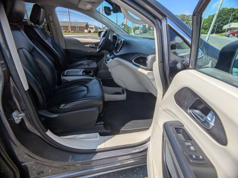 Used 2023 Chrysler Pacifica Touring-L FWD image 12