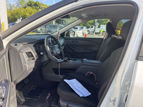 Used 2024 Nissan Rogue S image 5