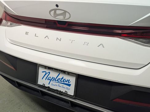 Used 2025 Hyundai Elantra SE image 9