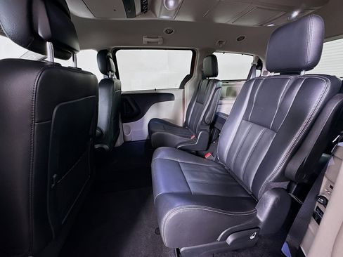 Used 2014 Chrysler Town & Country Touring FWD image 26