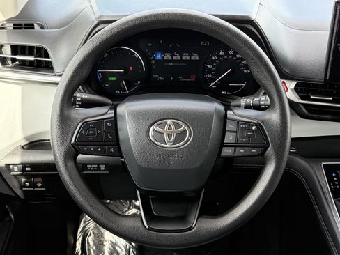 Certified 2025 Toyota Sienna LE FWD image 17