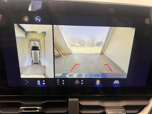 Used 2025 Chevrolet Equinox LT w/ Convenience Package II image 46