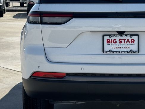 New 2026 Jeep Grand Cherokee Altitude image 11