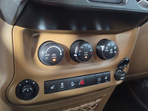 Used 2014 Jeep Wrangler Unlimited Sahara w/ Connectivity Group AWD/4WD image 26