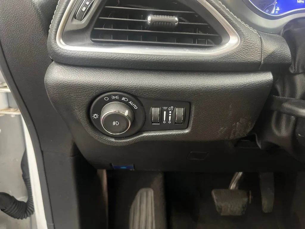 Used 2025 Chrysler Pacifica Limited FWD image 23