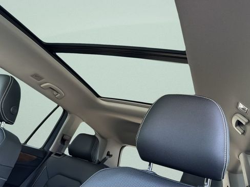 New 2026 Volkswagen Atlas SE FWD image 17