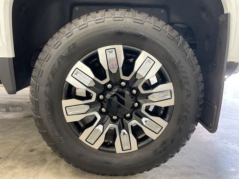 Used 2024 GMC Sierra 3500 Denali image 16