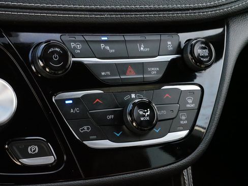 Used 2023 Chrysler Pacifica Limited w/ S Appearance Package image 23