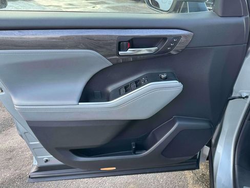 Used 2024 Toyota Highlander Limited image 15