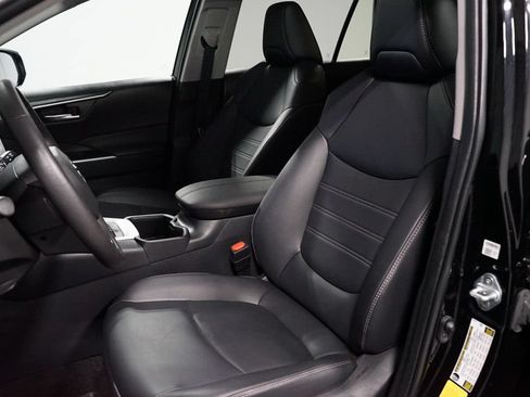 Used 2025 Toyota RAV4 XLE Premium w/ Weather Package AWD/4WD image 27