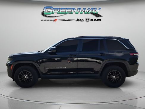 Used 2022 Jeep Grand Cherokee Laredo w/ Luxury Tech Group I AWD/4WD image 2
