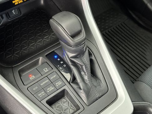 Used 2021 Toyota RAV4 LE AWD/4WD image 20