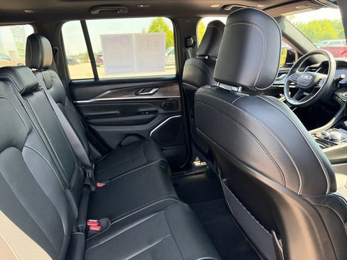 Used 2022 Jeep Grand Cherokee Overland AWD/4WD image 35