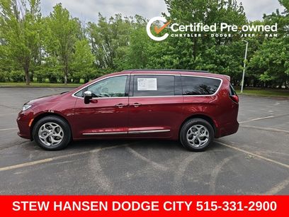 Used 2023 Chrysler Pacifica Limited w/ Uconnect Theater Family Group