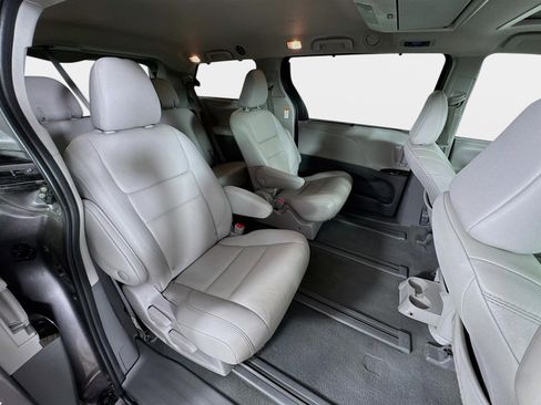 Used 2020 Toyota Sienna XLE image 30