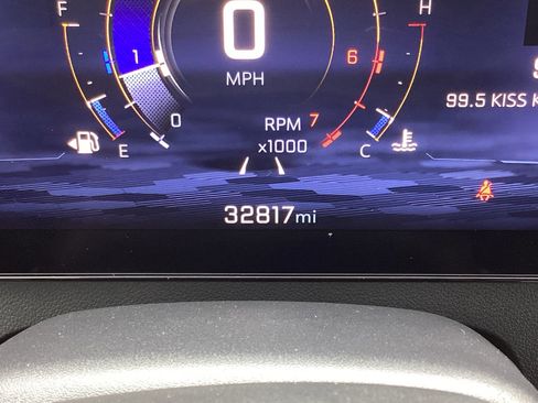 Used 2025 Chevrolet Traverse LT image 3