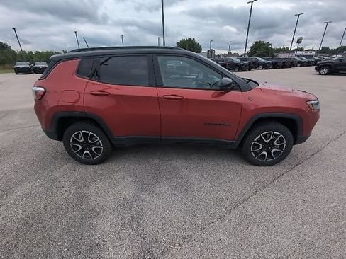 Used 2025 Jeep Compass Trailhawk AWD/4WD image 3