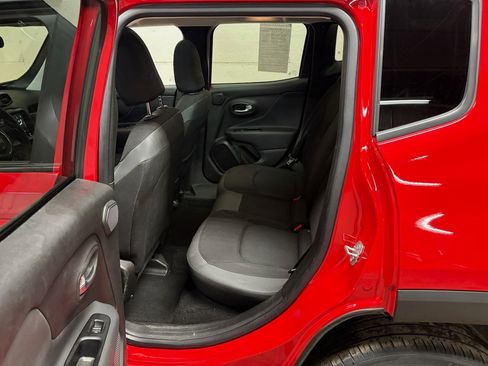 Used 2022 Jeep Renegade Latitude w/ Sun/Sound Group image 11