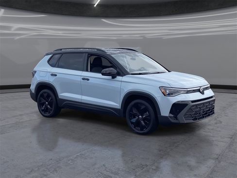 New 2026 Volkswagen Taos SE image 2