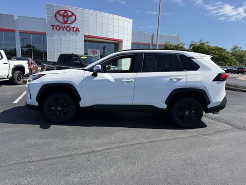 Used 2024 Toyota RAV4 XLE AWD/4WD image 5