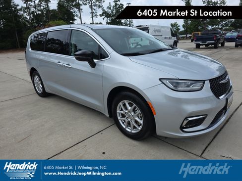 Used 2024 Chrysler Pacifica Touring-L FWD image 1
